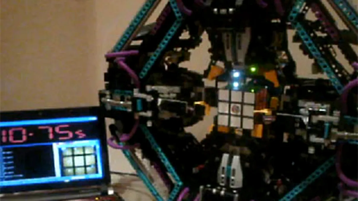 Lego CubeStormer rezolvă cubul Rubik în 12 secunde