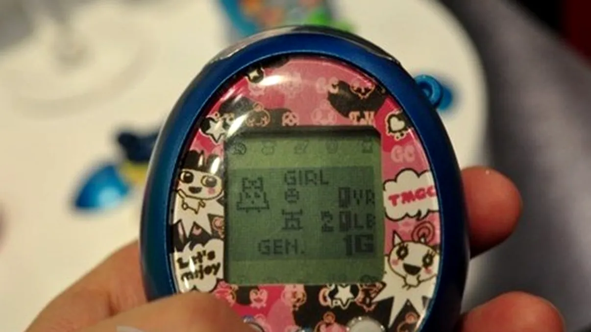 Tamagotchi face 15 ani, i s-a facut foame