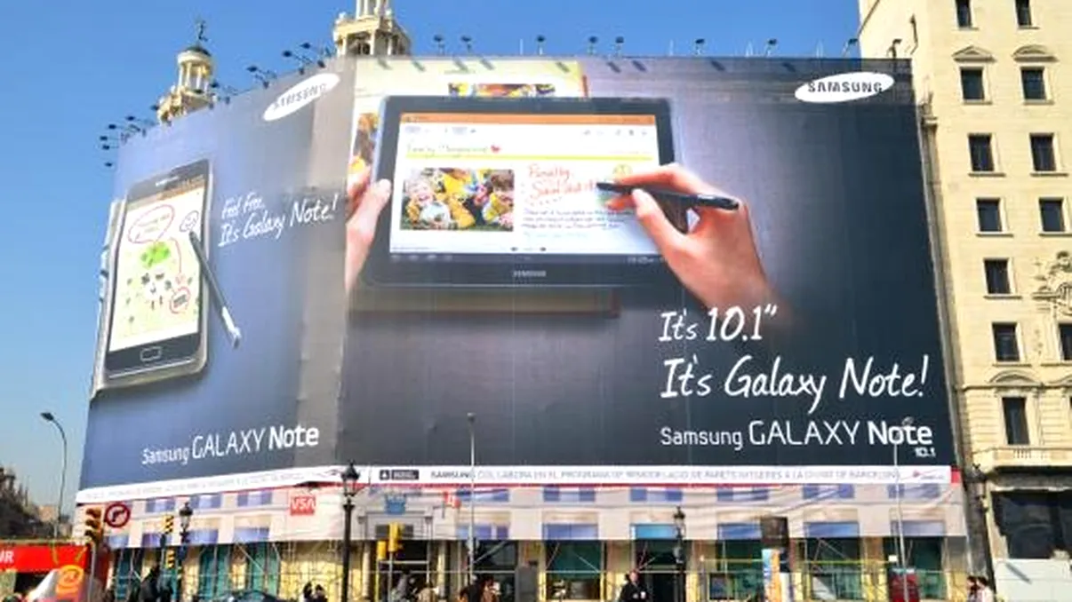 Galaxy Note 10.1 iese la iveala... pe o cladire
