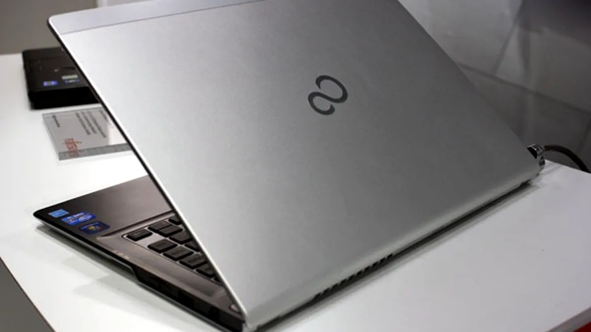 Fujitsu se apuca de ultrabook-uri cu Ivy Bridge: Lifebook UH572