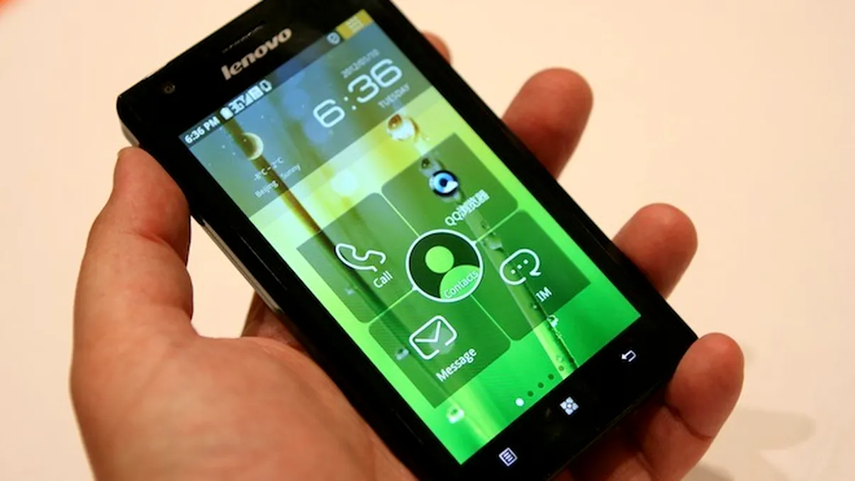Lenovo LePhone K800 - Al doilea smartphone cu Intel, primul comercializat