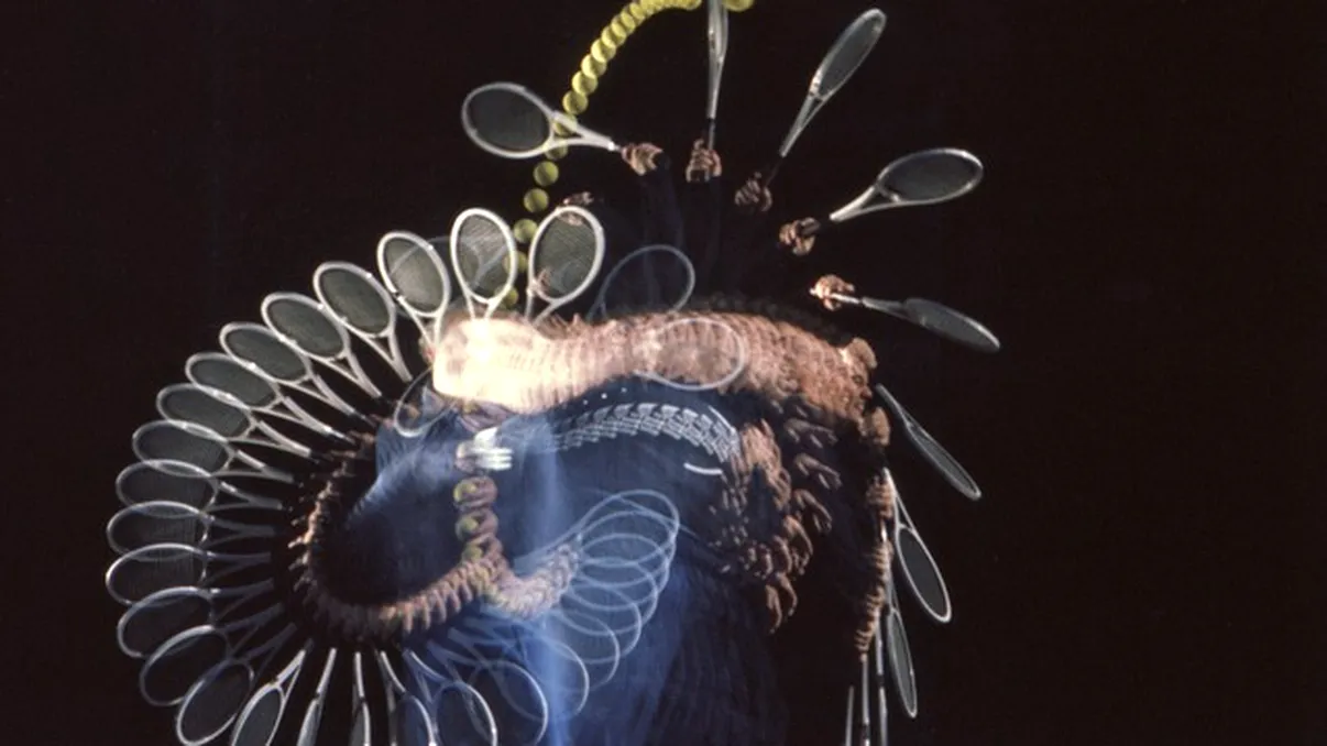 Ce face o companie care trăia din camere cu film?