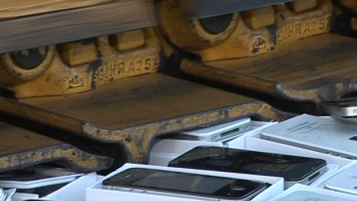 Rusia pedepseste clonele de iPhone cu buldozerul [VIDEO]