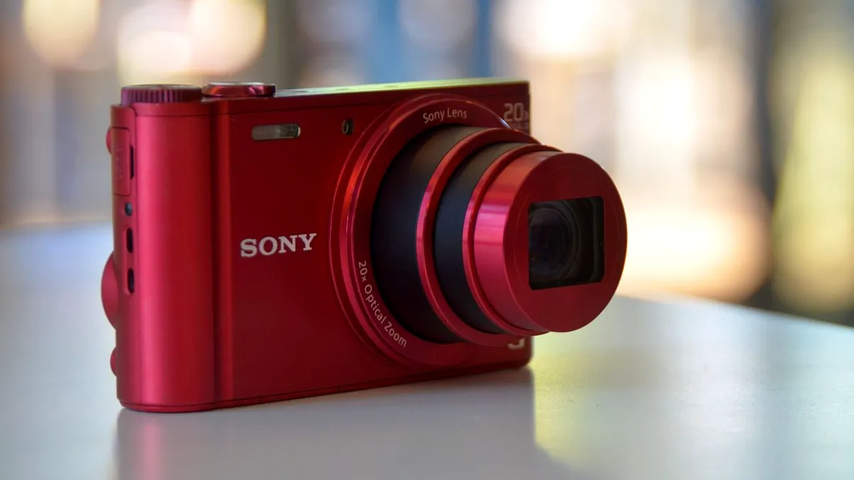 Noi compacte cu zoom de la Sony: 