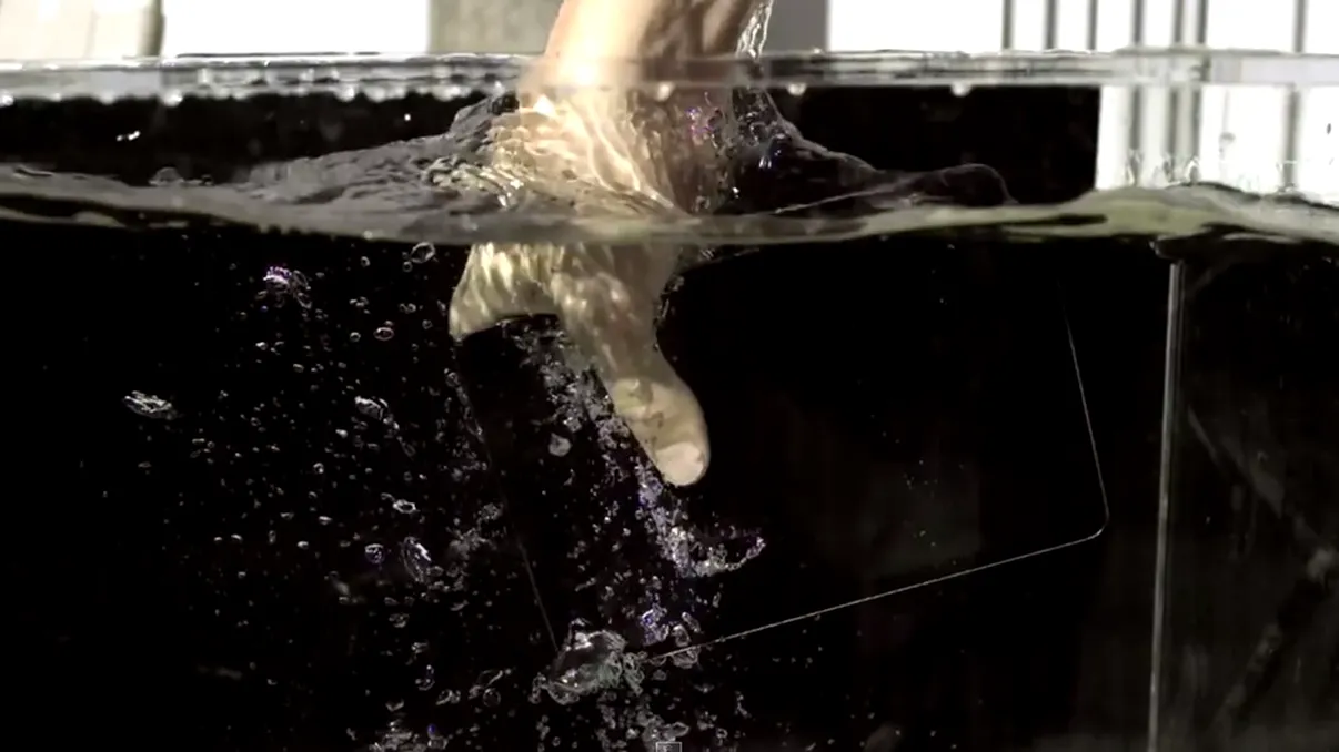 Cum rezistă un iPad mini cu Retina Display la apă, trânte şi gloanţe? [VIDEO]