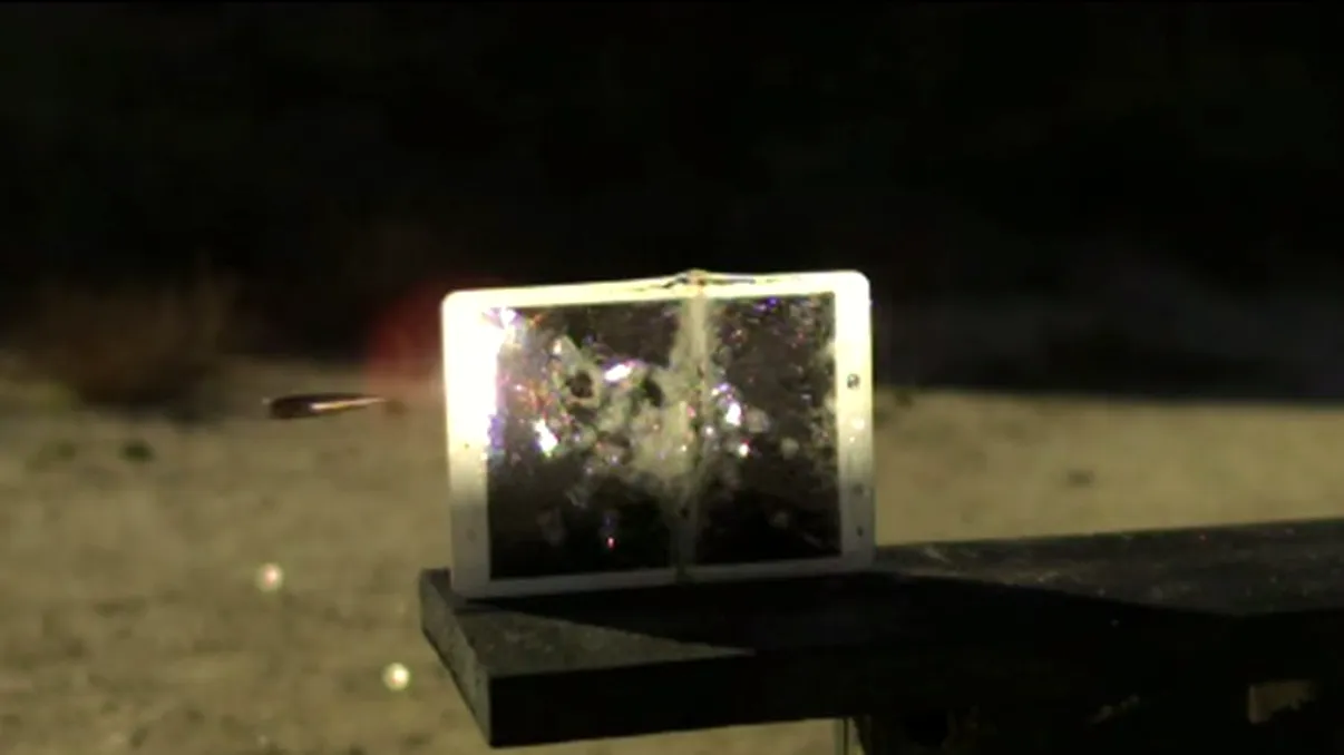 Cât de rezistent e un iPad Air la gloanţe de calibru mare? [VIDEO]