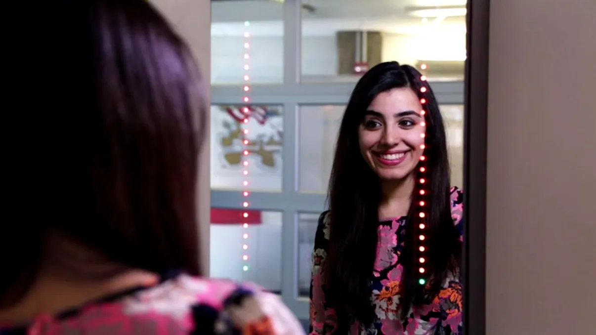 A apărut oglinda care face selfie-uri singură [VIDEO]