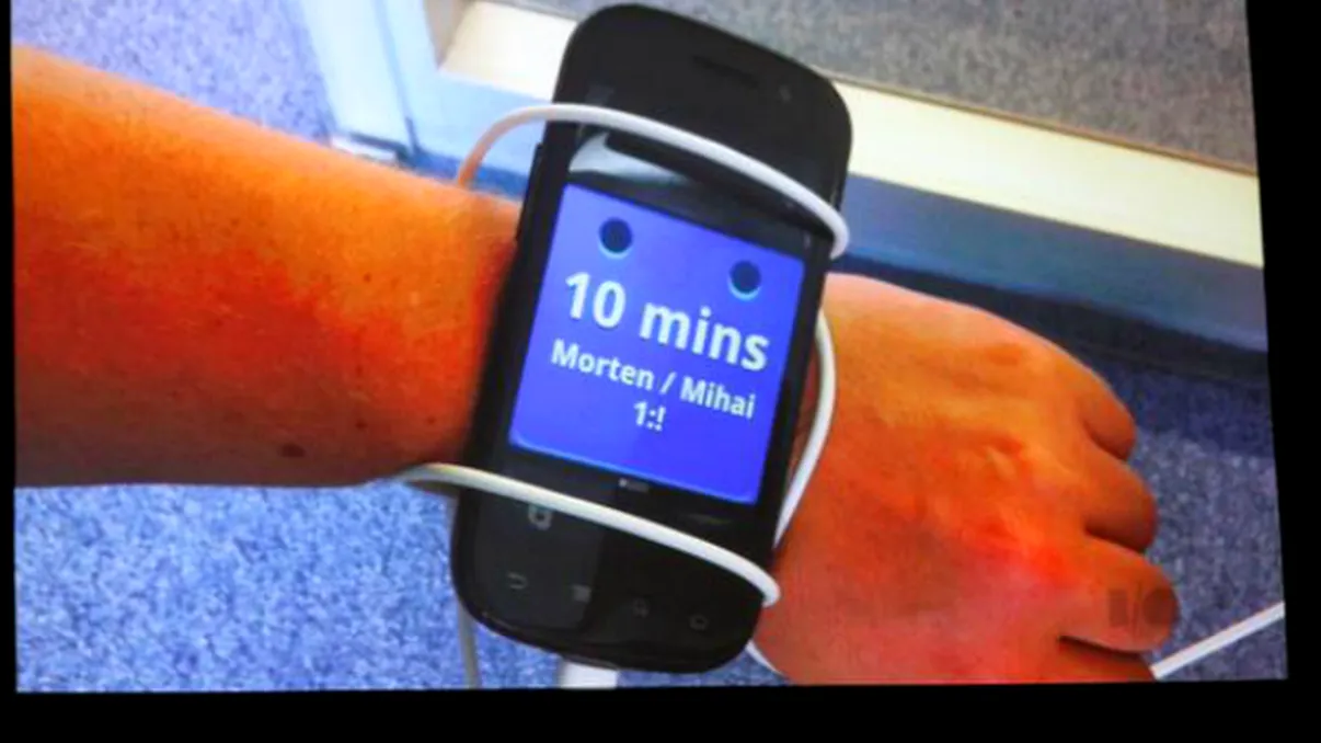Prototipul pentru Android Wear a fost un Nexus S. Și da, Google l-a pus la încheietura cuiva
