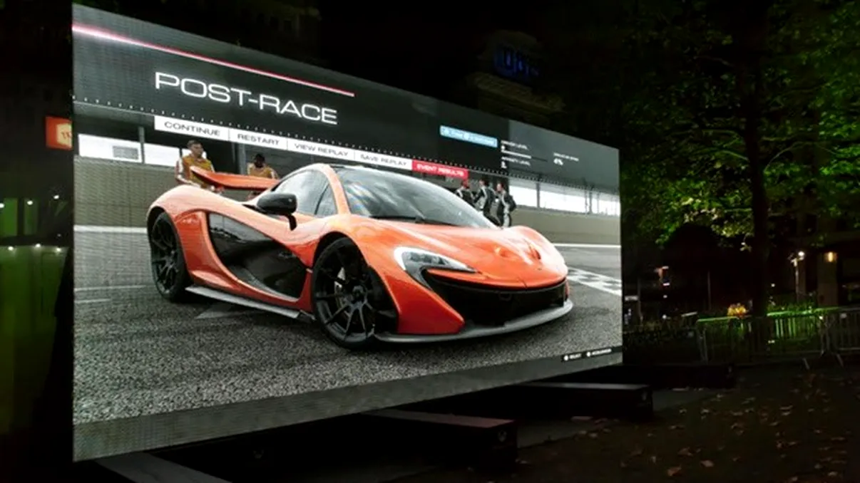 Titan Zeus - TV 4K aproape imposibil de băgat în casă