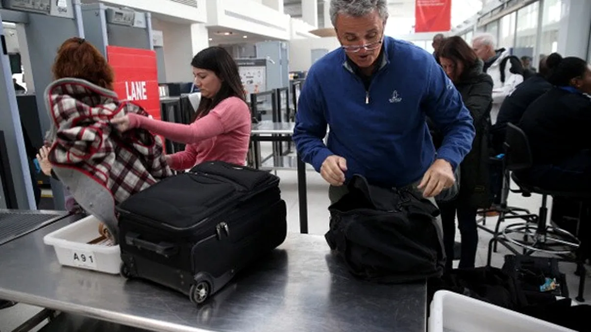 SUA vă obligă să aveţi gadgeturile încărcate când zburați cu avionul