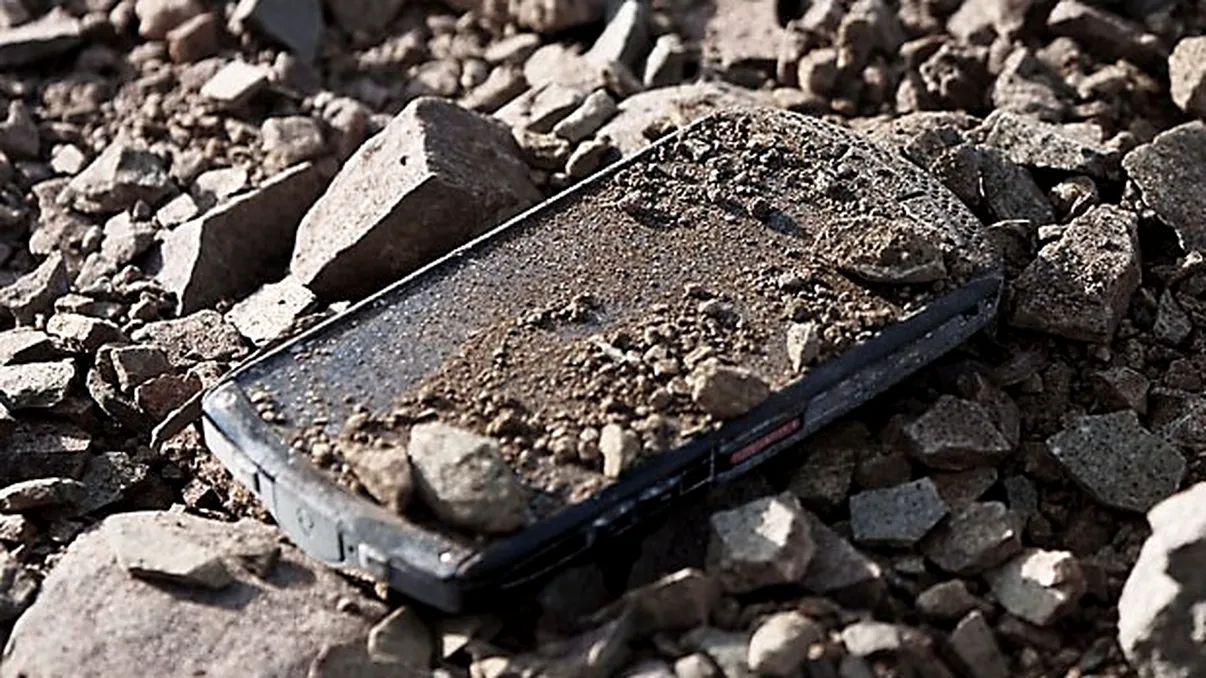 Kyocera testează anduranţa ecranului de safir de la Brigadier [VIDEO]