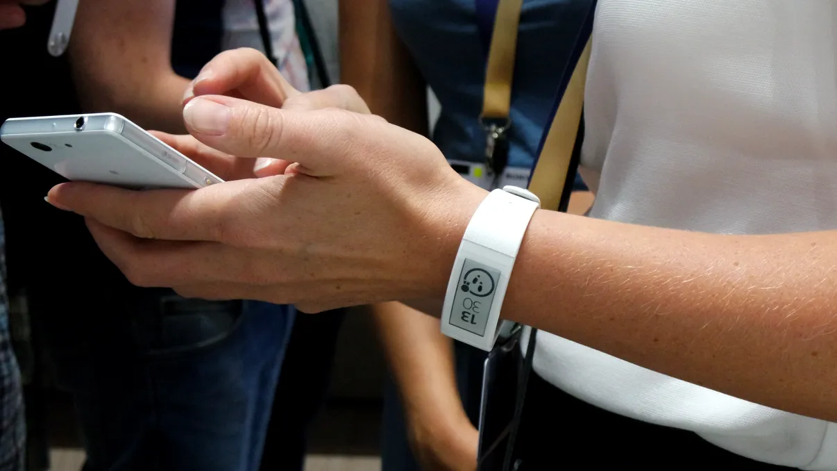 Sony SmartBand Talk, la încheietură - o brățară cu cap și autonomie [VIDEO Hands-on]