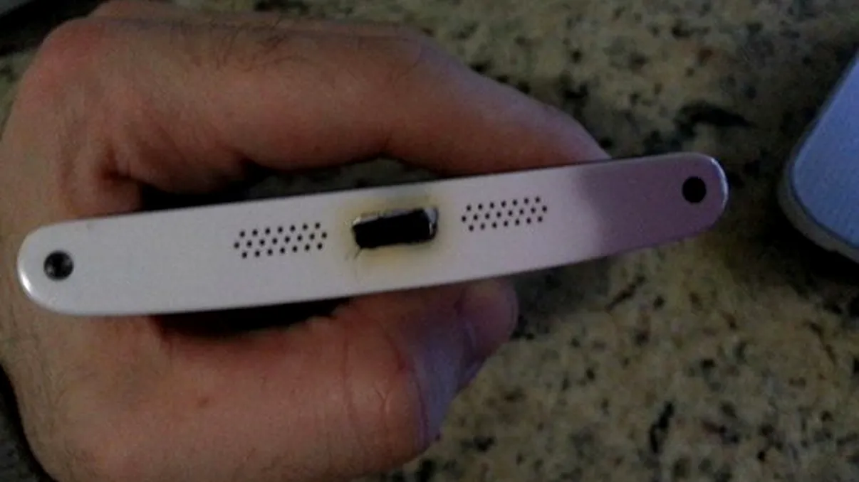 Un telefon Nokia Lumia 920 a luat foc la încărcare