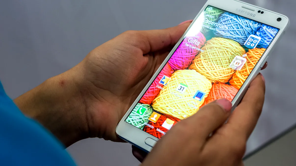 Cadourile de Moș Nicolae sunt în reducerile eMAG: Cele mai bune oferte de care să profiți