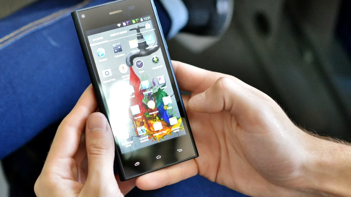 Evolio NEOS, un smartphone elegant cu dotări modeste