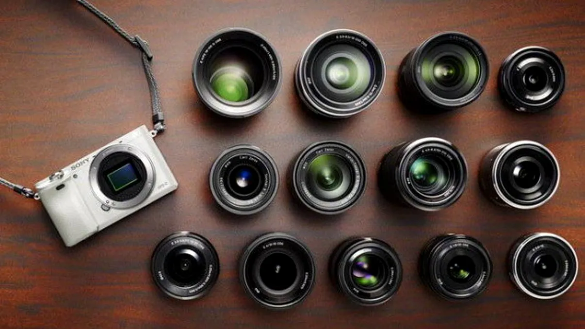 Sony A6000 vine și în variantă White Christmas Edition