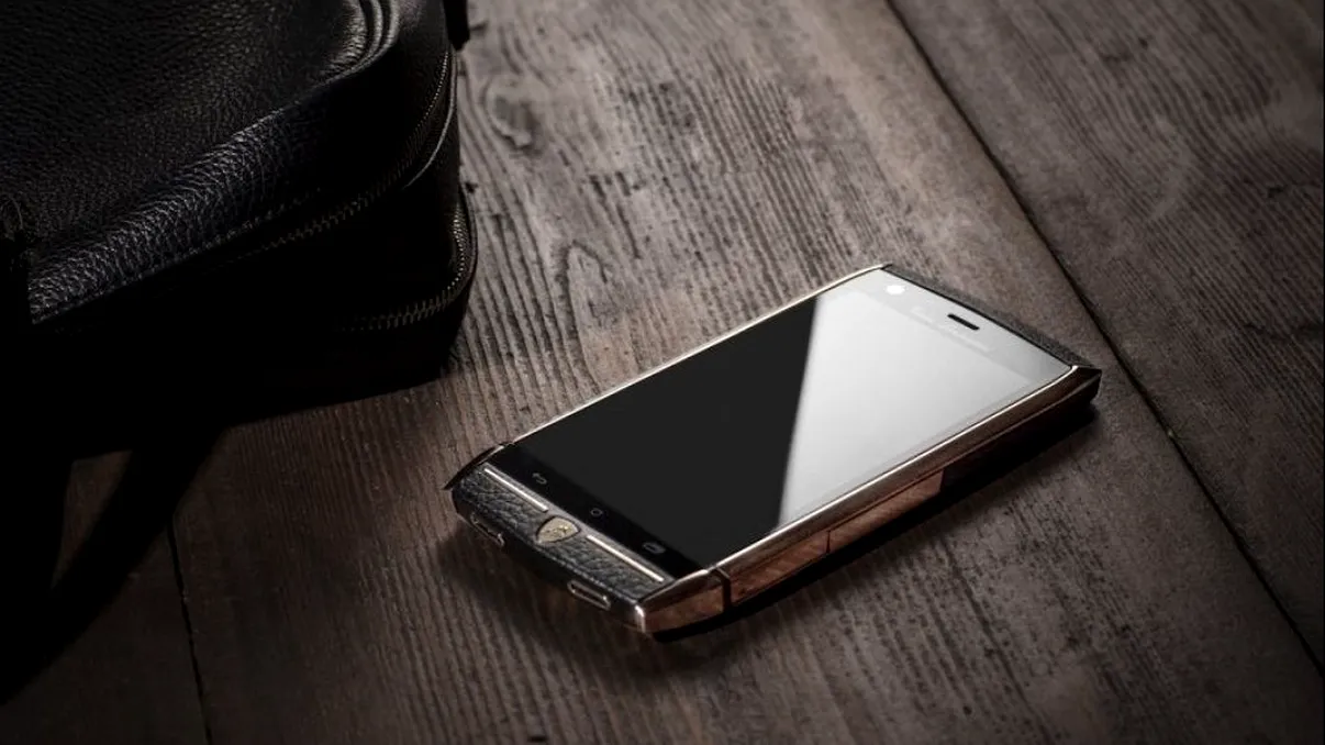 Un smartphone Lamborghini e adevăratul cadou de lux, dar la un preț imens [VIDEO]