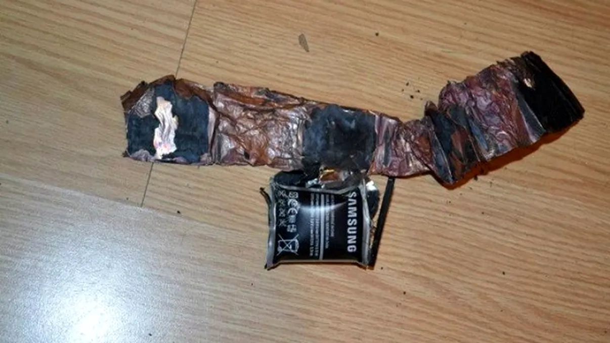 Un nou smartphone Samsung Galaxy a explodat într-o cameră de cămin