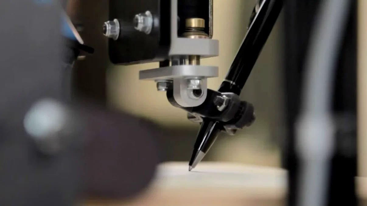 Bond e robotul capabil să scrie de mână exact ca voi [VIDEO]