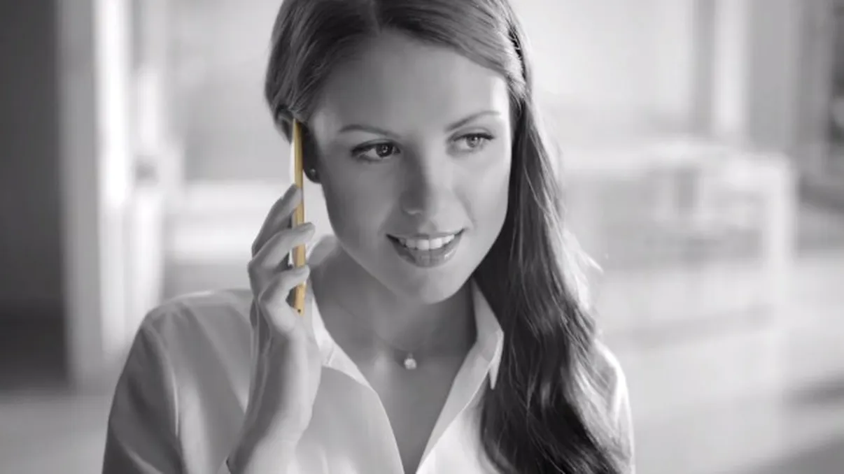 O reclamă la un telefon a fost interzisă pentru că obiectifică femeile [VIDEO]