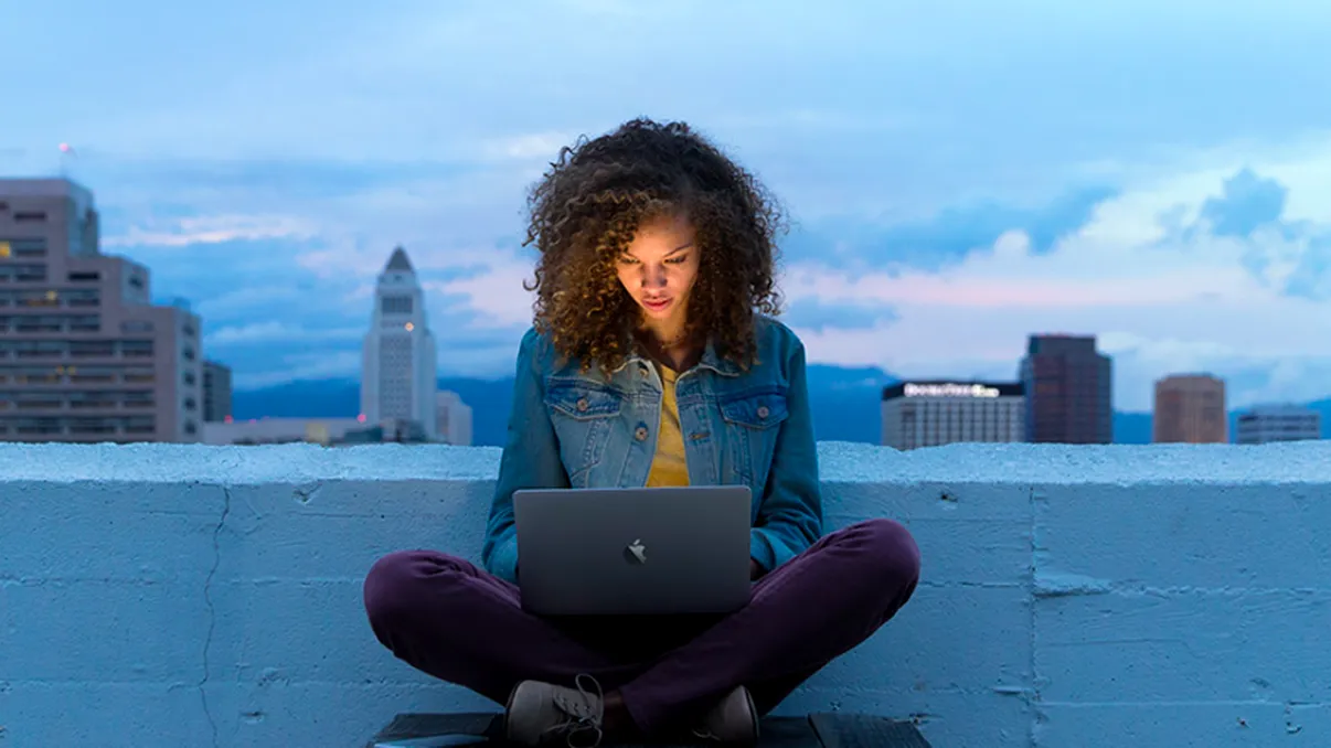 Noul MacBook - mai subțire, procesor nou și autonomie de o zi