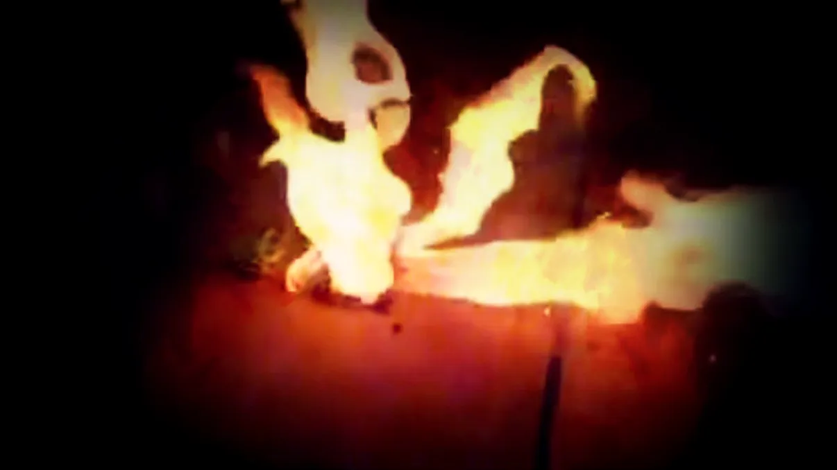 De ce nu e o idee bună să înjunghii o baterie de telefon [VIDEO]