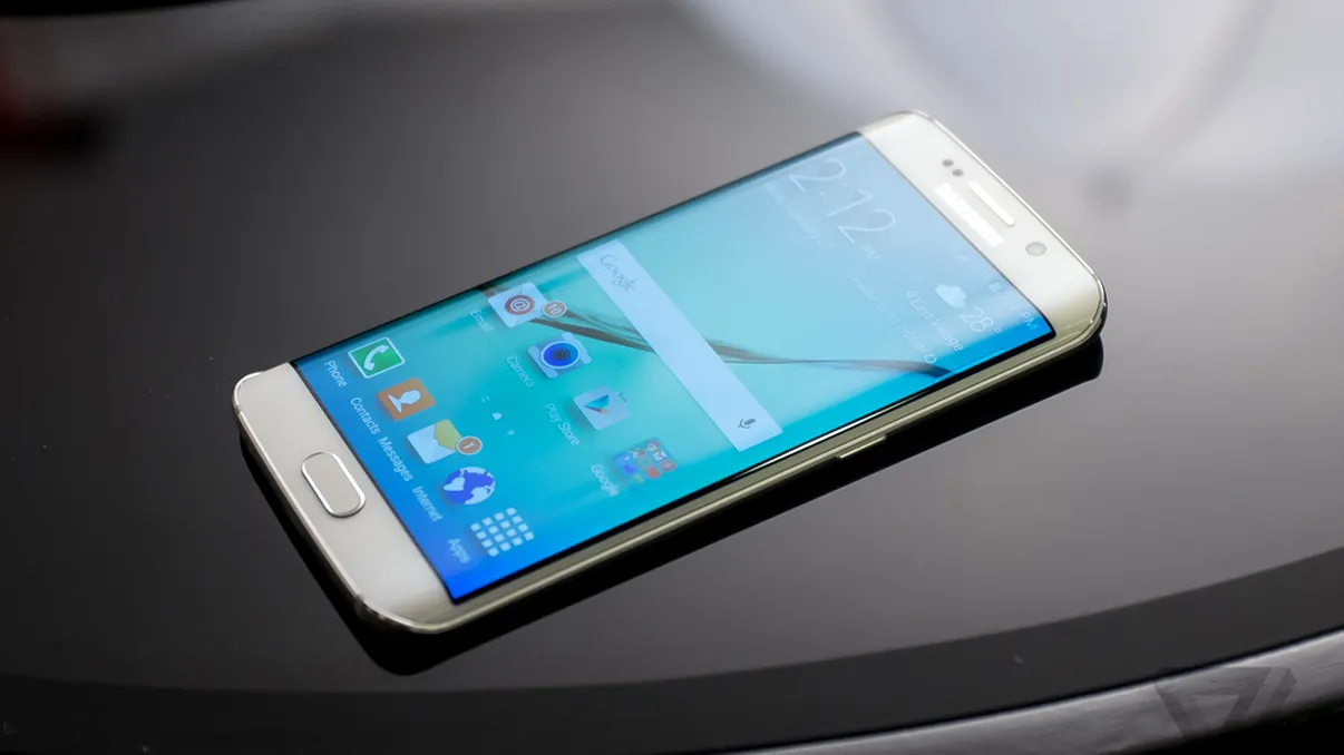 Samsung Galaxy S6 Edge e oficial: Ecranul este curbat pe ambele laturi