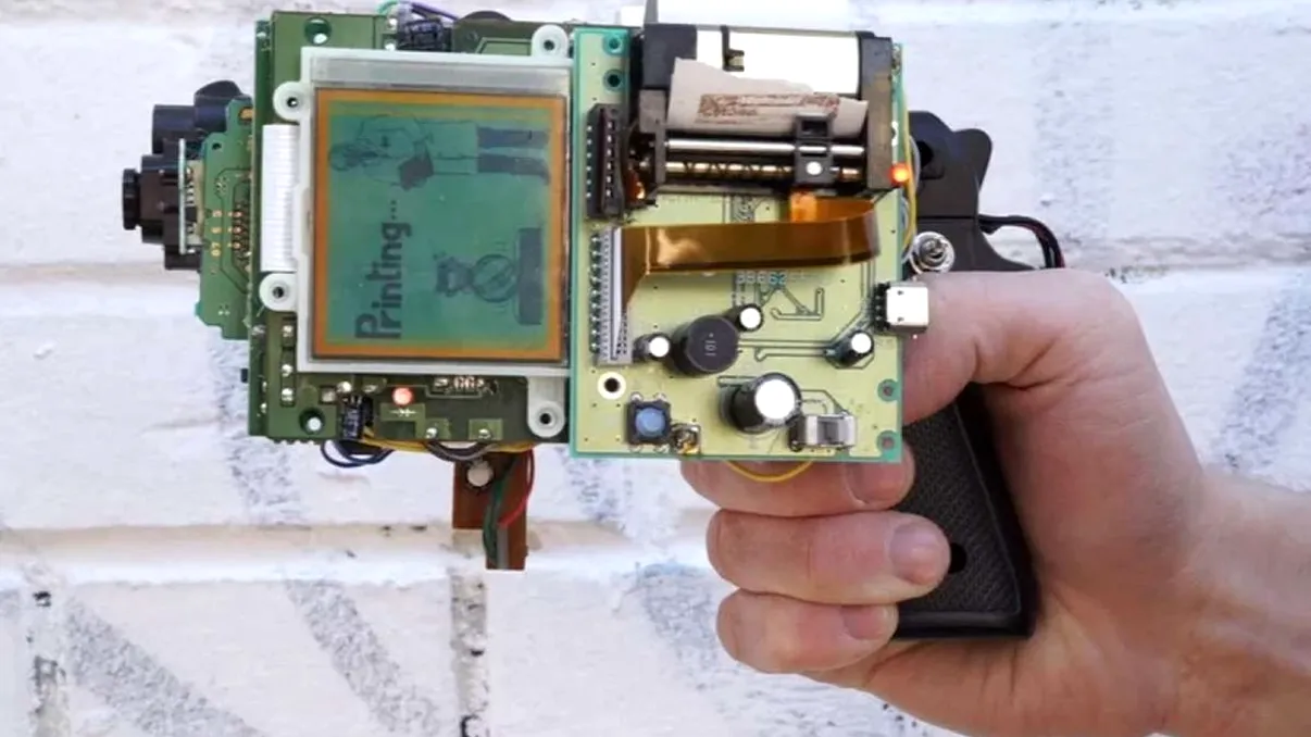 Cum transformi un Game Boy într-o cameră Polaroid pe 8 biţi [VIDEO]