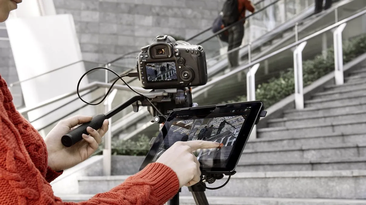 iPad devine o telecomandă imensă pentru DSLR cu acest accesoriu Manfrotto