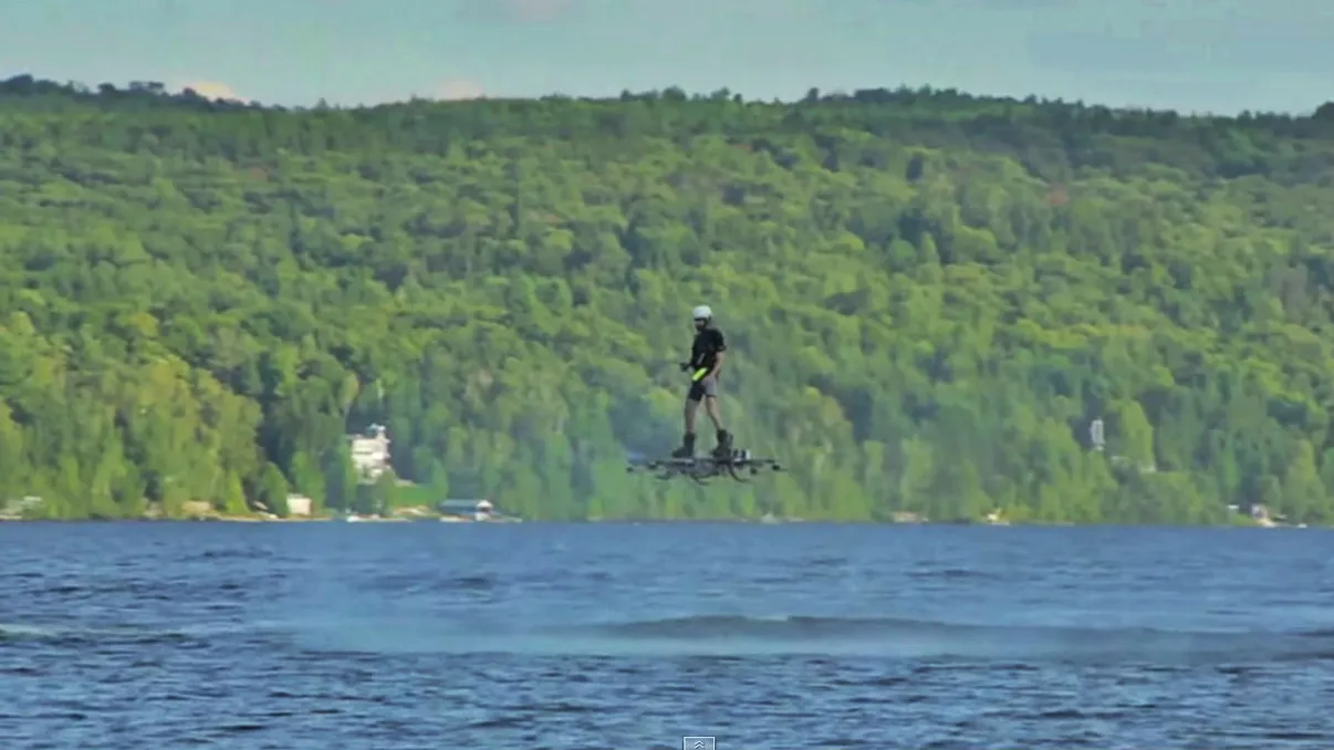 Un inventator de origine română, record mondial pentru zbor cu un hoverboard [VIDEO]