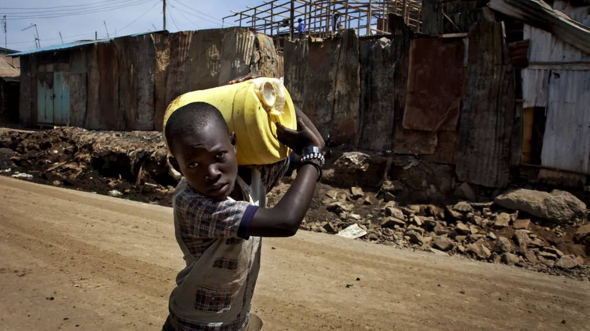 ATM-urile care dau apă curată milioanelor de oameni din Kenya