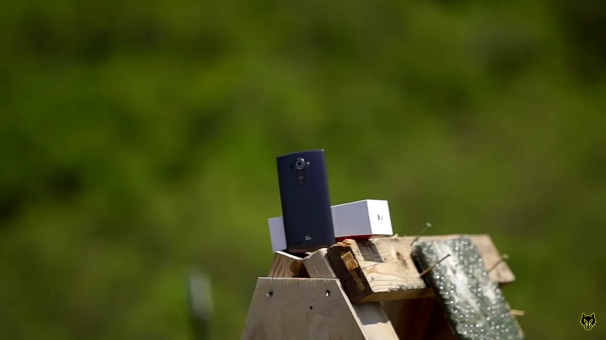 LG G4 împuşcat cu o mitralieră arată spectaculos [VIDEO]