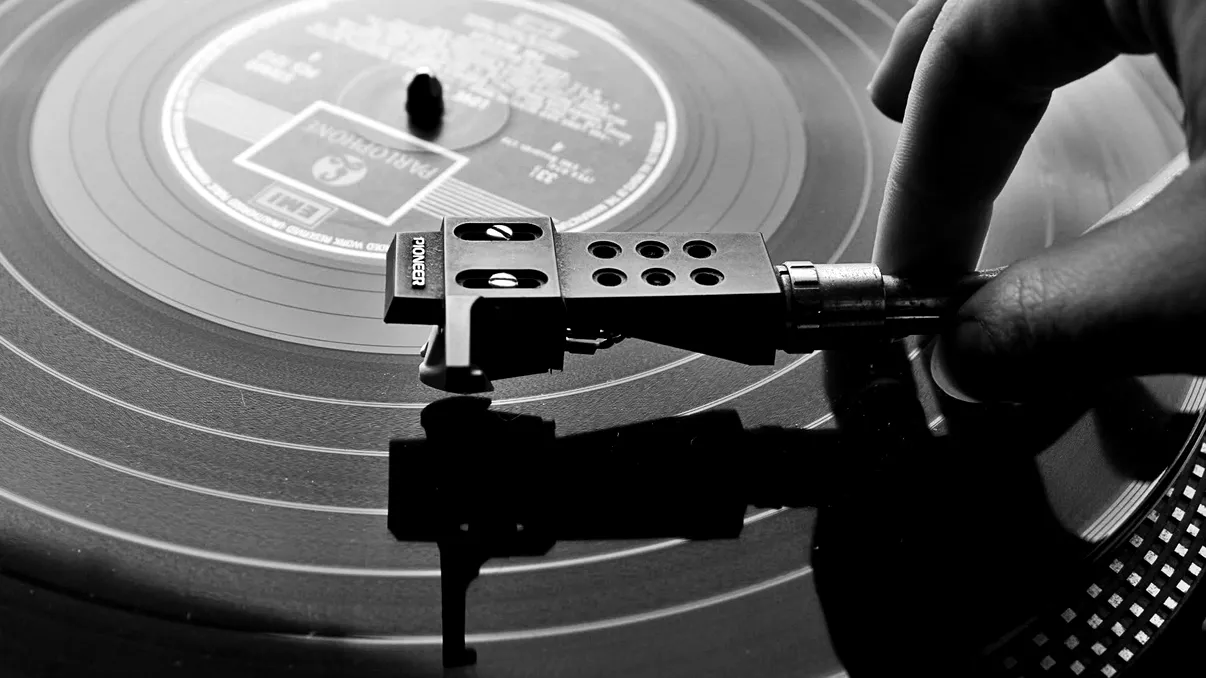 Discul de vinil, privit la microscop, pare o tehnologie ciudată și fascinantă [VIDEO]