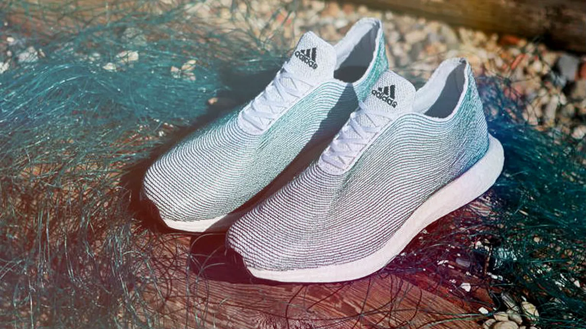 Adidas creează pantofi sport din gunoaiele colectate din oceane