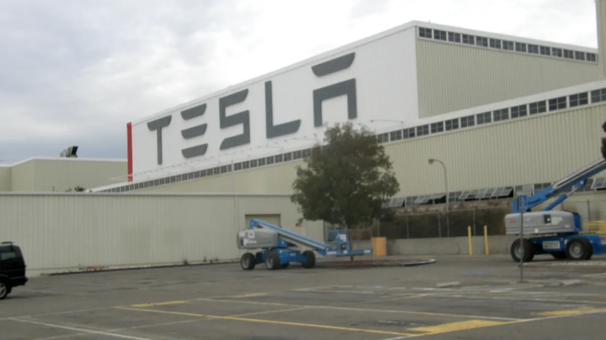 Secretele celei mai mari fabricii Tesla în 4K [VIDEO]