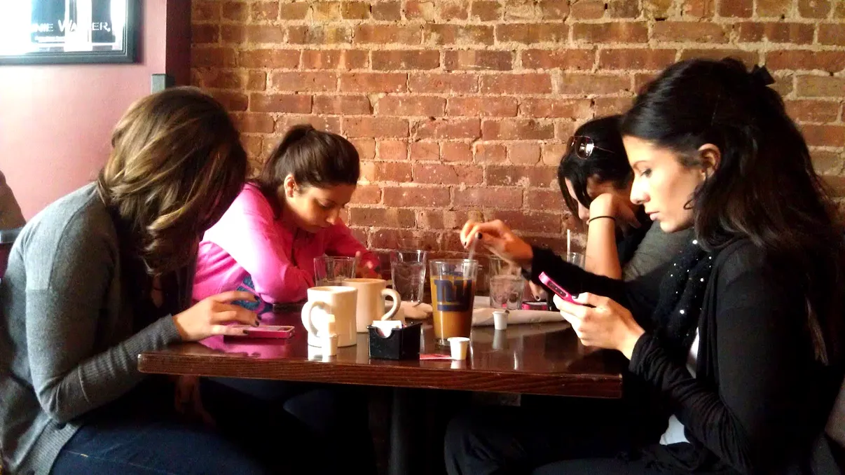 Trist, dar adevărat: telefonul e prietenul tău cel mai bun când ieși cu amicii la bere