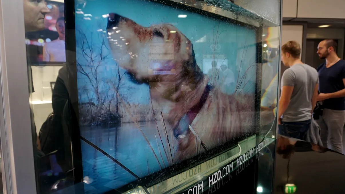 Cu soluția asta orice gadget devine rezistent la apă, chiar și un televizor [FOTO]