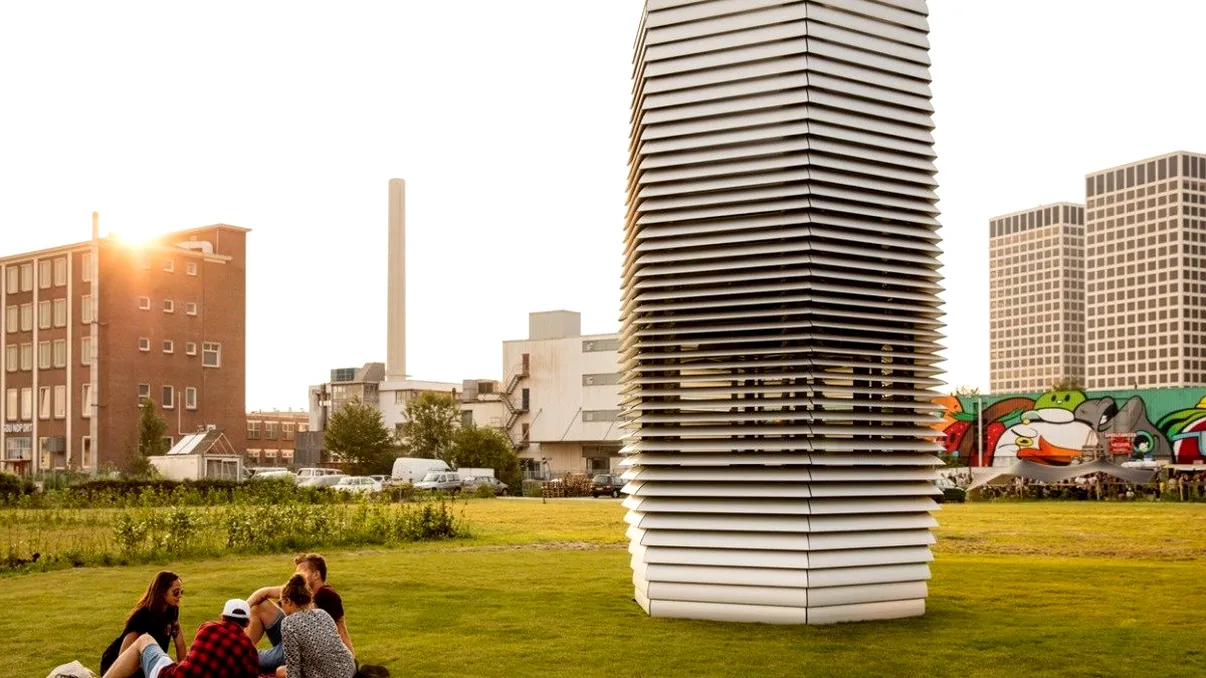 Turnul care transformă aerul poluat în bijuterii superbe