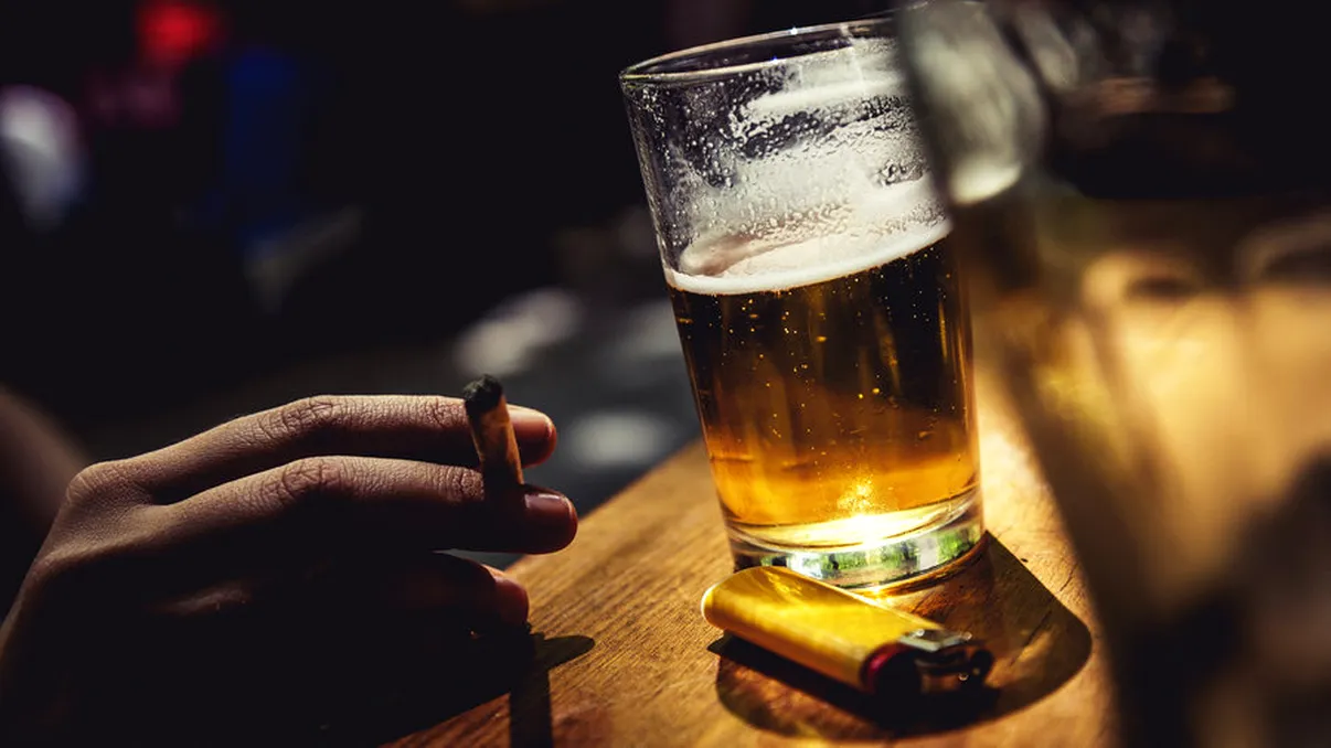 Știința îți explică de ce vrei să fumezi când consumi alcool