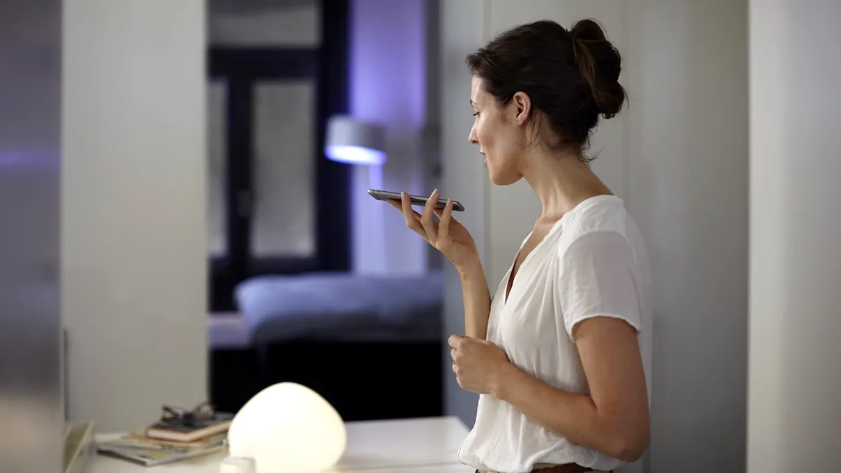 Ajustaţi-vă lumina din casă prin comenzi vocale cu Philips Hue