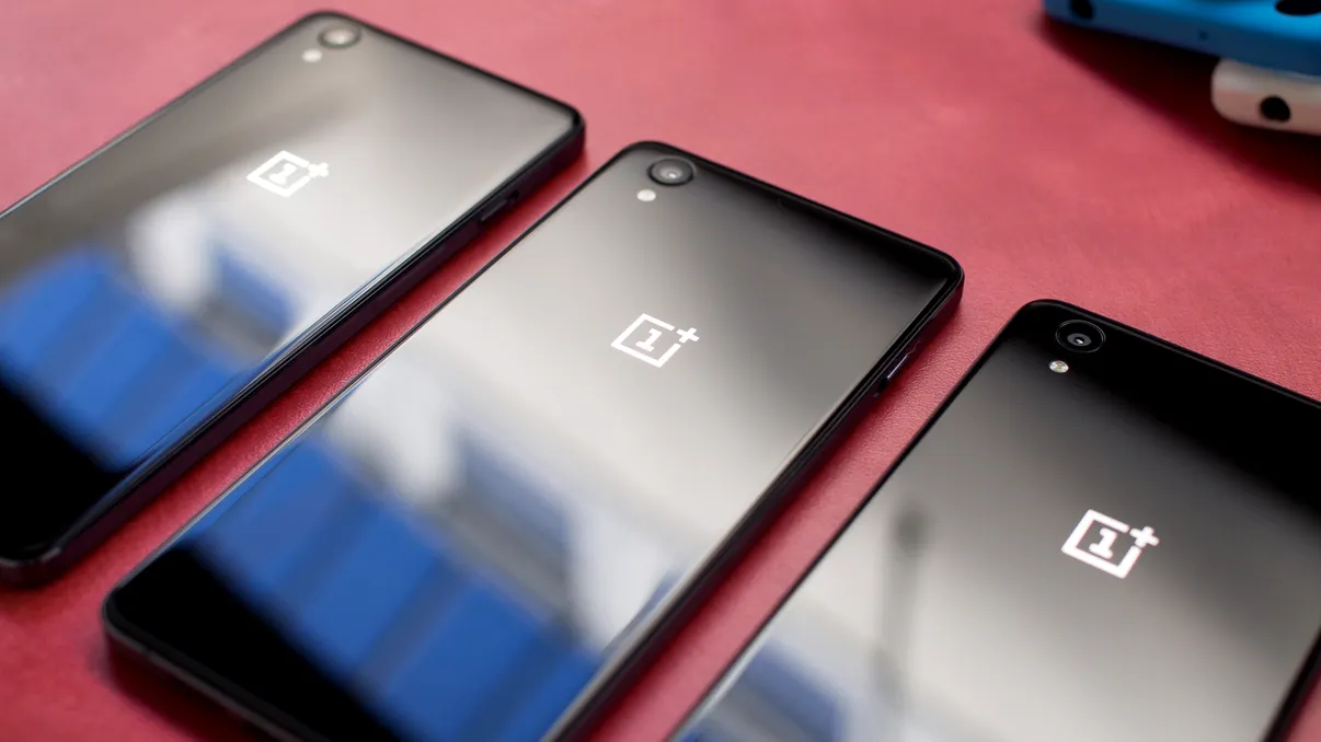 Fă bine și cumpără-ți un OnePlus X Ceramic la licitație