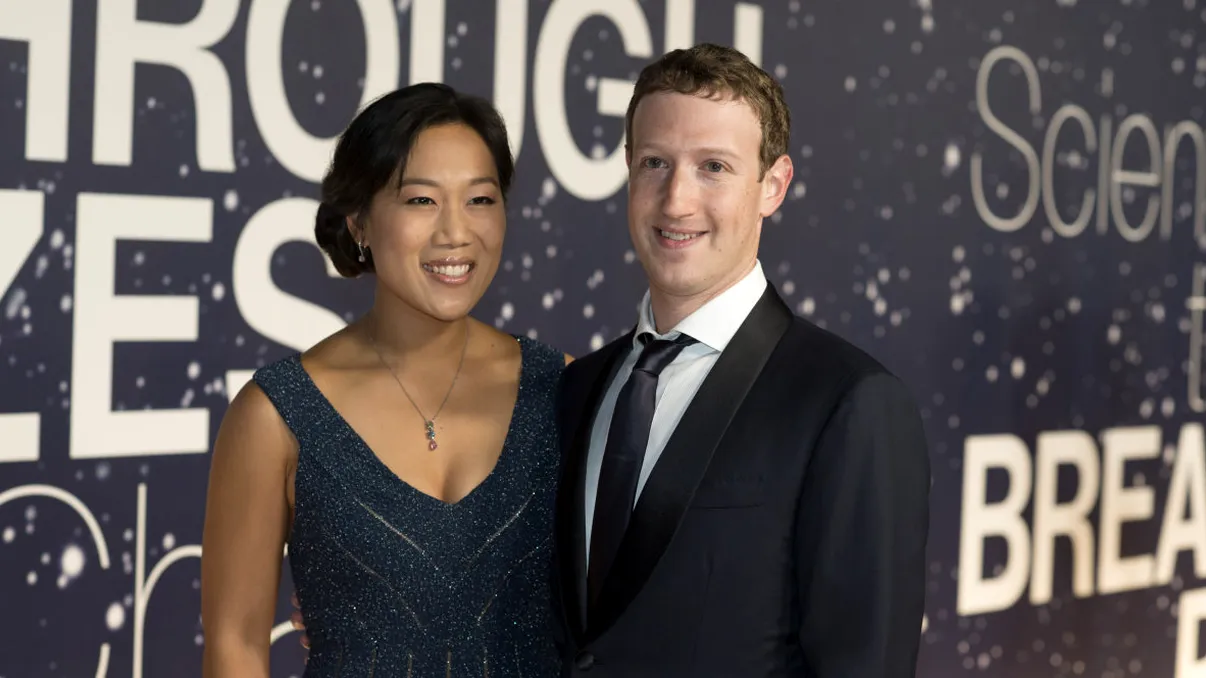 Mark Zuckerberg a devenit tată și își donează toată averea