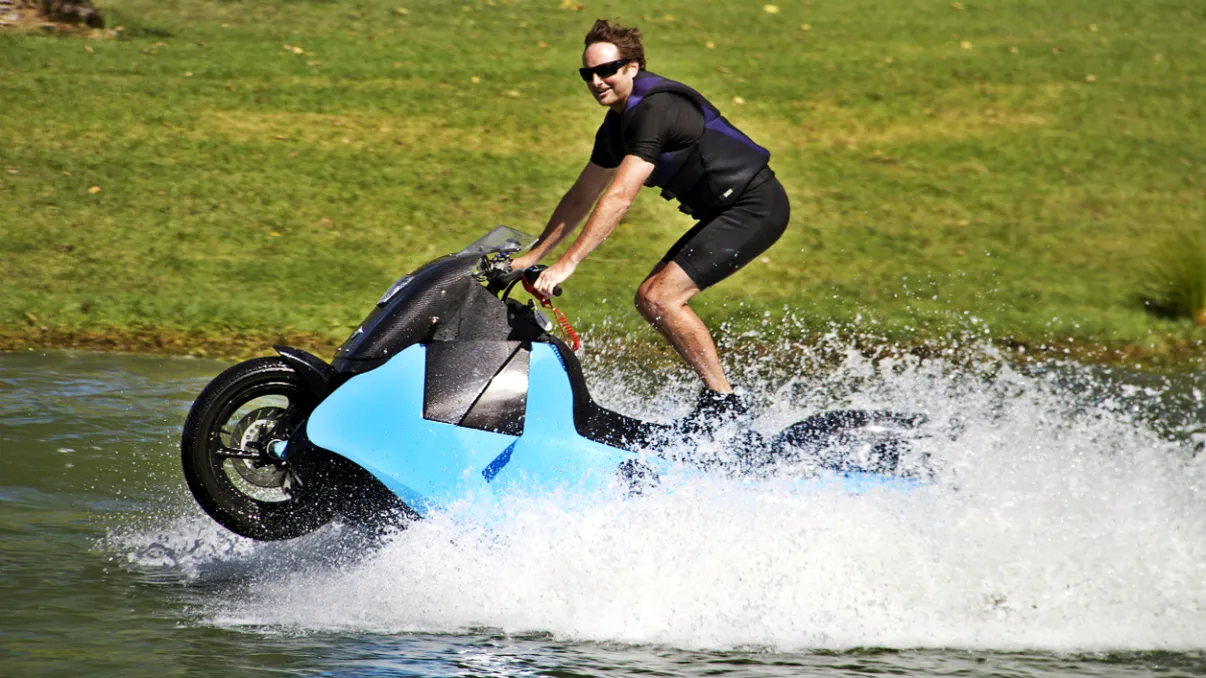 Această motocicletă se transformă într-un jet ski în cinci secunde