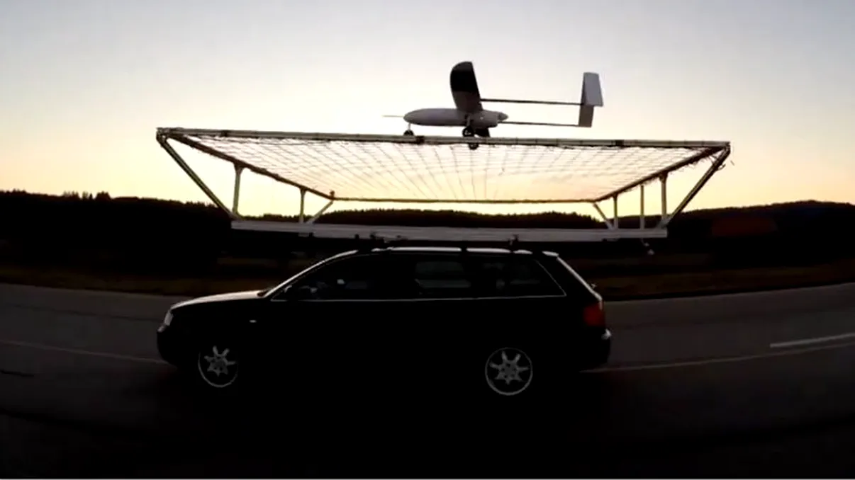 Aceasta este prima dronă autonomă care a aterizat pe o mașină în mișcare [VIDEO]
