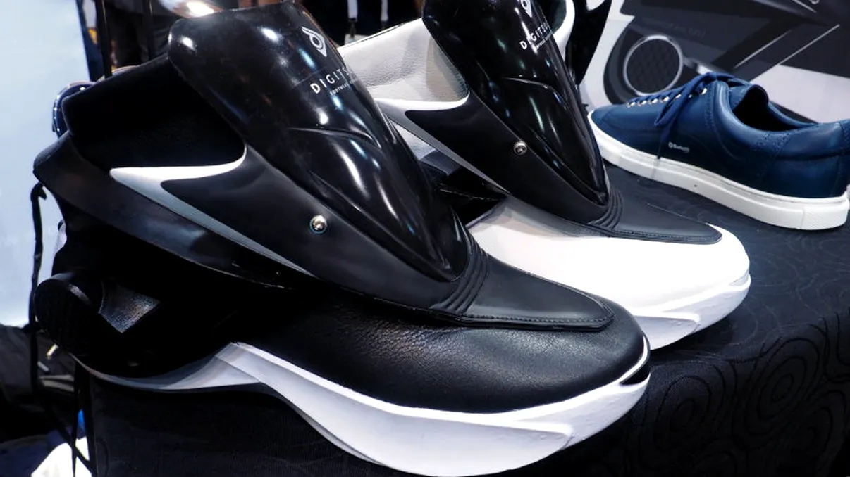 Te poți ”lega” la adidașii Digital Soles de la Zhor Tech cu telefonul mobil