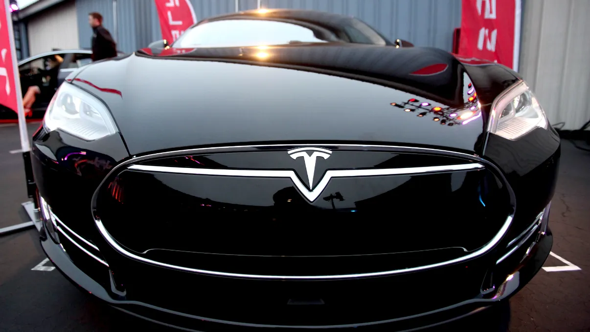 Tesla va prezenta mașina electrică ieftină luna viitoare