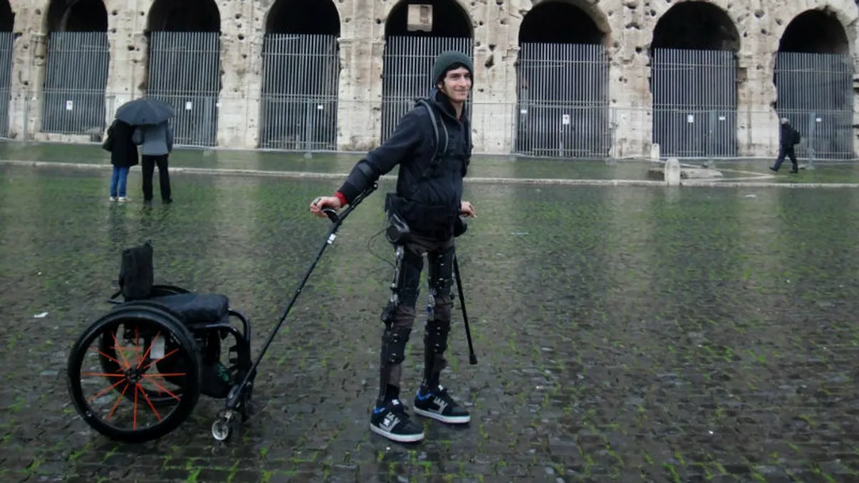 Acest exoschelet robotic permite oamenilor paralizați să meargă din nou
