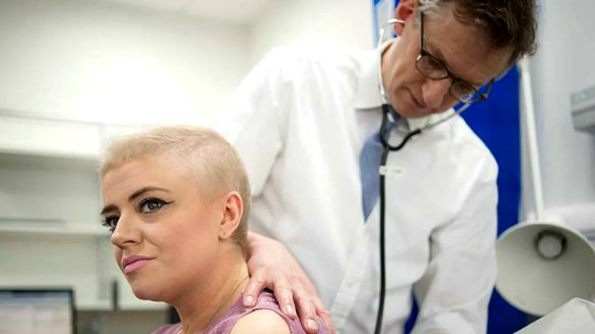 O femeie din Marea Britanie primește vaccinul anti-cancer