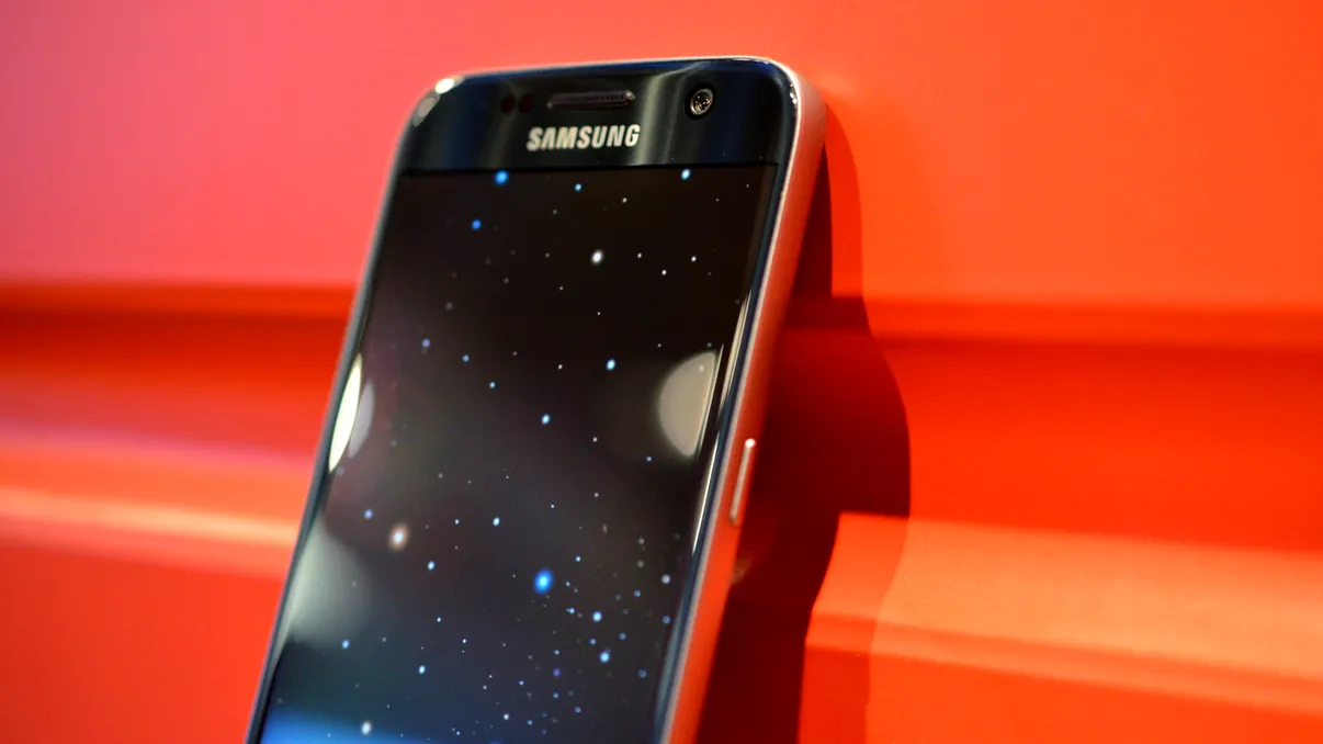 Telefoane Samsung: Smartphone-uri cu prețuri reduse la eMAG