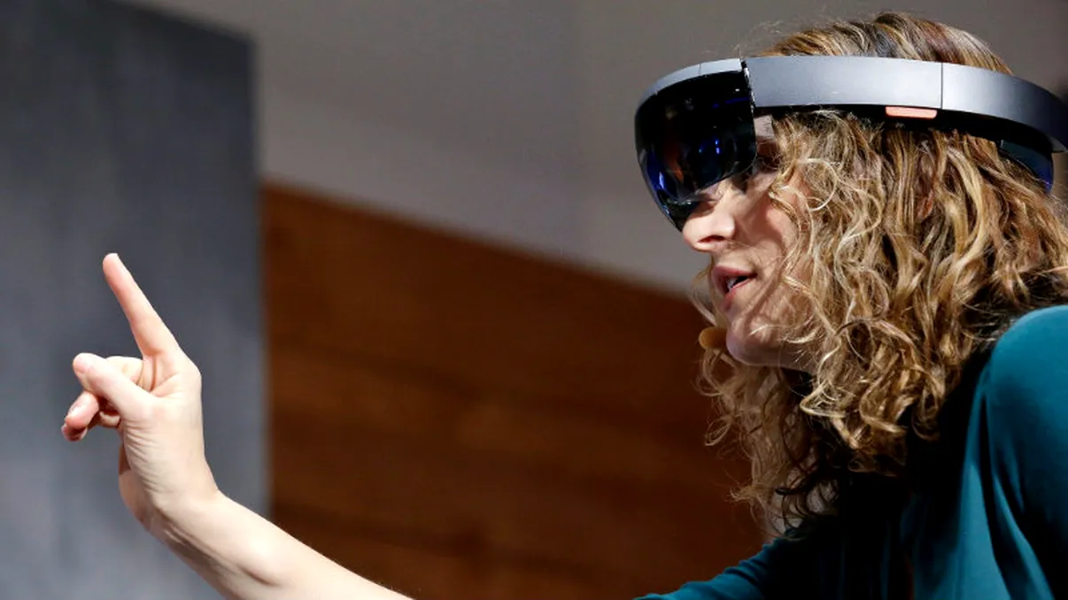 Intel lucrează la un aparat care să rivalizeze cu ochelarii HoloLens